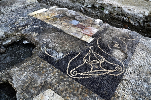 Porzione di pavimento a mosaico di et medio-imperiale (foto Roberto Macr)