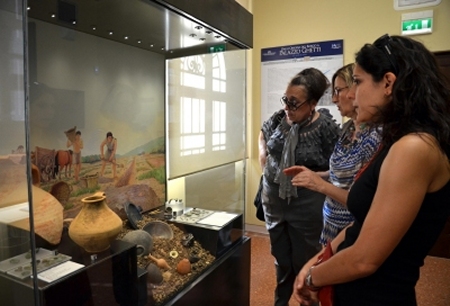 Le archeologhe Maria Grazia Maioli, Renata Curina e Chiara Cesaretti nella sala espositiva di Palazzo Ghetti
