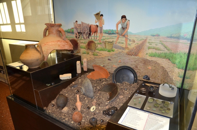 Brocche, ciotole e altri contenitori in ceramica rinvenuti negli scavi