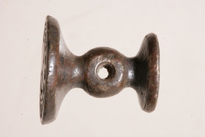 Il sigillo in bronzo, a rocchetto forato e doppia matrice sigillare per sigillo e controsigillo