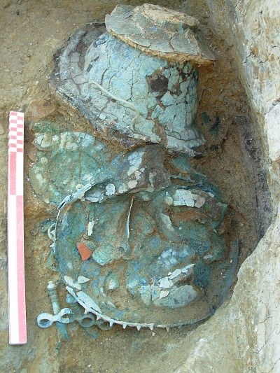 Scavi 2009. Materiale bronzeo rinvenuto nella Tomba 85